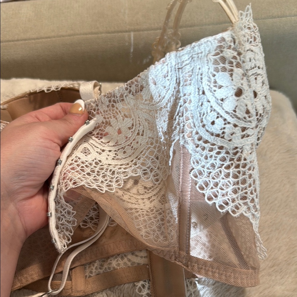 Victoria Secert Elegant Lace Women's Intimate in Cream and Tan - Picture 6 of 8